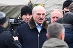 Президент Белоруссии Александр Лукашенко во время встречи с мигрантами возле пункта пропуска «Брузги» на белорусско-польской границе, 26 ноября 2021 года