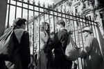 <b>Кадр из фильма «Летят журавли» (1957)</b><br>
Когда в Москве снимали «Летят журавли», в столицу приехал начинающий оператор-документалист, будущий оскароносный режиссер Клод Лелуш. Он случайно попал на площадку и увидел съемки знаменитой сцены пробега Бориса по лестнице – когда операторскую люльку на специальном приспособлении поднимали в декорации лестничного колодца, чтобы оператор находился вровень с актером. Лелуша так поразила эта задумка и увиденная им часть будущего фильма, что, вернувшись в Париж, он связался с дирекцией Каннского фестиваля и сообщил, что будущий фильм обязательно нужно пригласить в основную программу.
