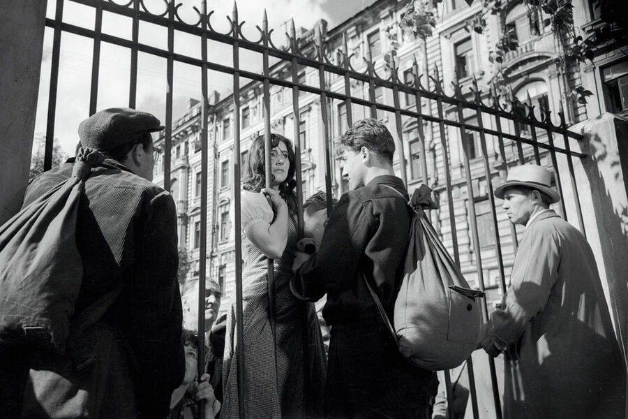<b>Кадр из&nbsp;фильма &laquo;Летят журавли&raquo; (1957)</b><br>
Когда в&nbsp;Москве снимали «Летят журавли», в&nbsp;столицу приехал начинающий оператор-документалист, будущий оскароносный режиссер Клод Лелуш. Он случайно попал на&nbsp;площадку и увидел съемки знаменитой сцены пробега Бориса по&nbsp;лестнице &ndash; когда операторскую люльку на&nbsp;специальном приспособлении поднимали в&nbsp;декорации лестничного колодца, чтобы оператор находился вровень с&nbsp;актером. Лелуша так поразила эта задумка и увиденная им часть будущего фильма, что, вернувшись в&nbsp;Париж, он связался с&nbsp;дирекцией Каннского фестиваля и сообщил, что будущий фильм обязательно нужно пригласить в&nbsp;основную программу.

