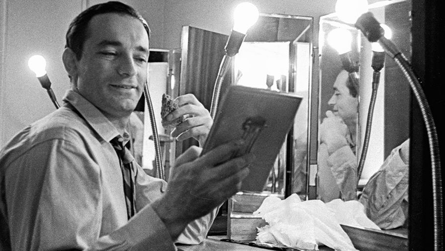 Валентин Гафт готовится к выходу на сцену, 1963