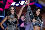 Алессандра Амбросио и Лили Олдридж на Victoria’s Secret Fashion Show 2017
