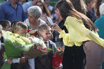 Ученики с родителями перед началом линейки в школе №42 в Набережных Челнах, 1 сентября 2020 года
