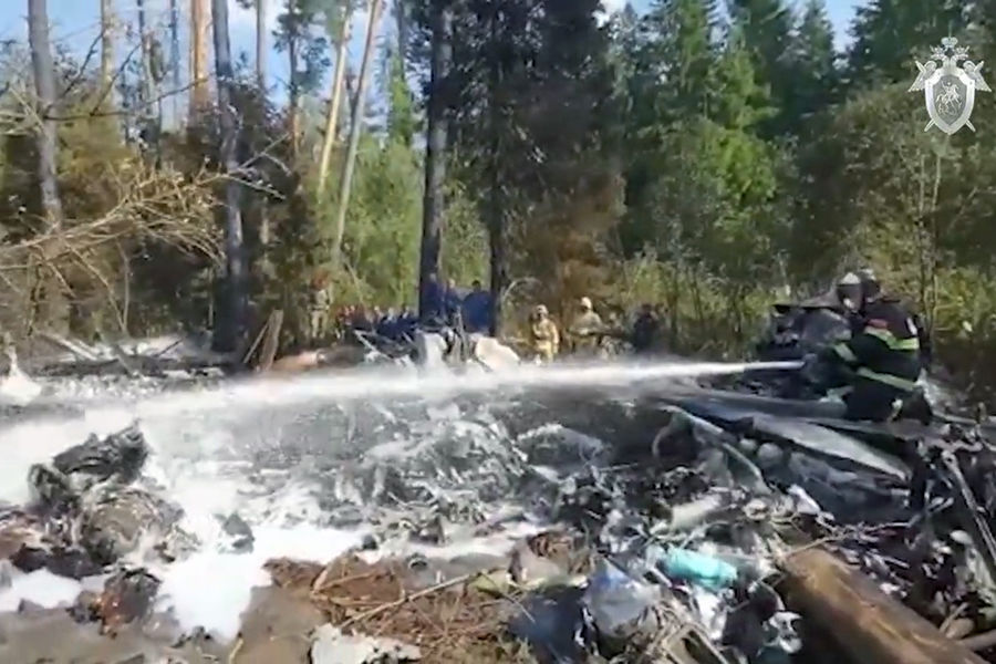 Сотрудники противопожарной службы МЧС РФ проливают водой место крушения опытного образца военно-транспортного самолета Ил-112В в&nbsp;Подмосковье, 17&nbsp;августа 2021&nbsp;года