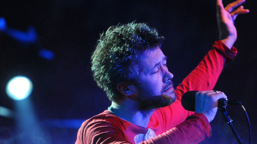 Музыкант Сергей Бабкин во время выступления, 2013 год