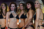 Победительница конкурса красоты и сексуальности Miss MAXIM - 2020 Октябрина Максимова (Великий Новгород) (третья слева) и участницы финала, 12 августа 2020 года