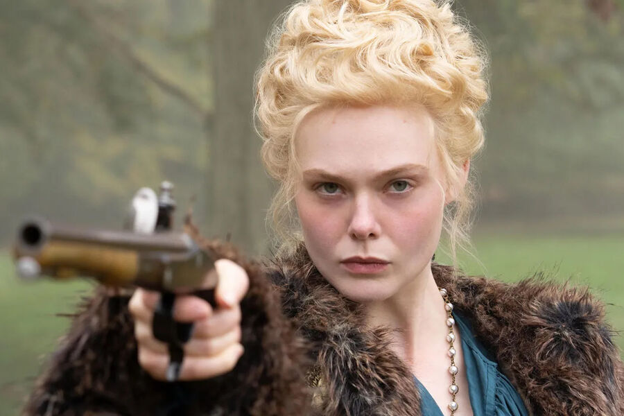 <b>Эль Фаннинг, сериал «Великая» (2020 &mdash; 2023)</b>
<br><br>
</b><br>
Историю Екатерины здесь показывают с&nbsp;самой ее юности &mdash; американская актриса играет принцессу из&nbsp;обедневшего рода, которую выдают замуж за&nbsp;наследника русского престола. Показана она комично: Эль Фаннинг играет милую девушку, мечтающую о&nbsp;любви, но не нашедшую ее с&nbsp;эксцентричным принцем-самодуром. И тогда она понимает, что может править страной сама.
