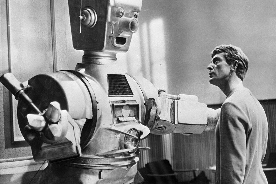 <b>“Его звали Роберт”, Илья Ольшвангер (1967)</b>
<br><br>
В&nbsp;научно-фантастической комедии “Его звали Роберт” Олег Стриженов сыграл сразу две роли — ученого Сергея Сергеевича и созданного им экспериментального человекоподобного робота Роберта. Актер долго сомневался, стоит ли ему соглашаться на&nbsp;этот проект, так как считал комедийные и фантастические фильмы не своим жанром. Картина получила положительные отзывы критиков, по&nbsp;мнению которых, обоих персонажей Стриженов сыграл достоверно и убедительно. В&nbsp;1968 году фильм был представлен на&nbsp;VI Международном кинофестивале в&nbsp;Триесте (Италия), где 
актер получил приз “Серебряный астероид” за&nbsp;лучшую мужскую роль.