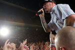 Вокалист группы Limp Bizkit Фред Дерст во время выступления в&nbsp;спорткомплексе &laquo;Олимпийский&raquo;, 2010 год