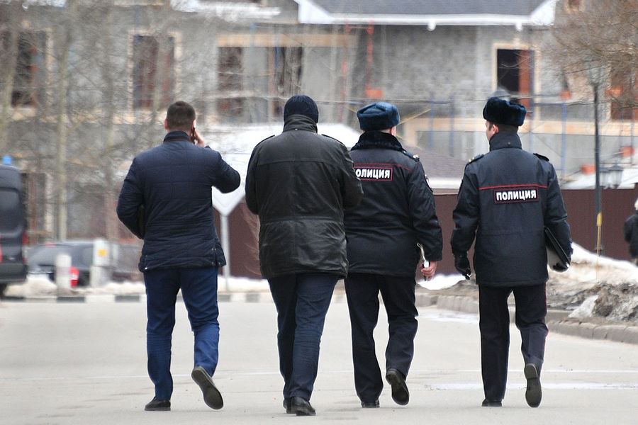 Сотрудники полиции на&nbsp;месте спецоперации у&nbsp;дома забаррикадировавшегося в&nbsp;Мытищах пенсионера, открывшего огонь по&nbsp;сотрудникам правоохранительных органов, 30&nbsp;марта 2021&nbsp;года