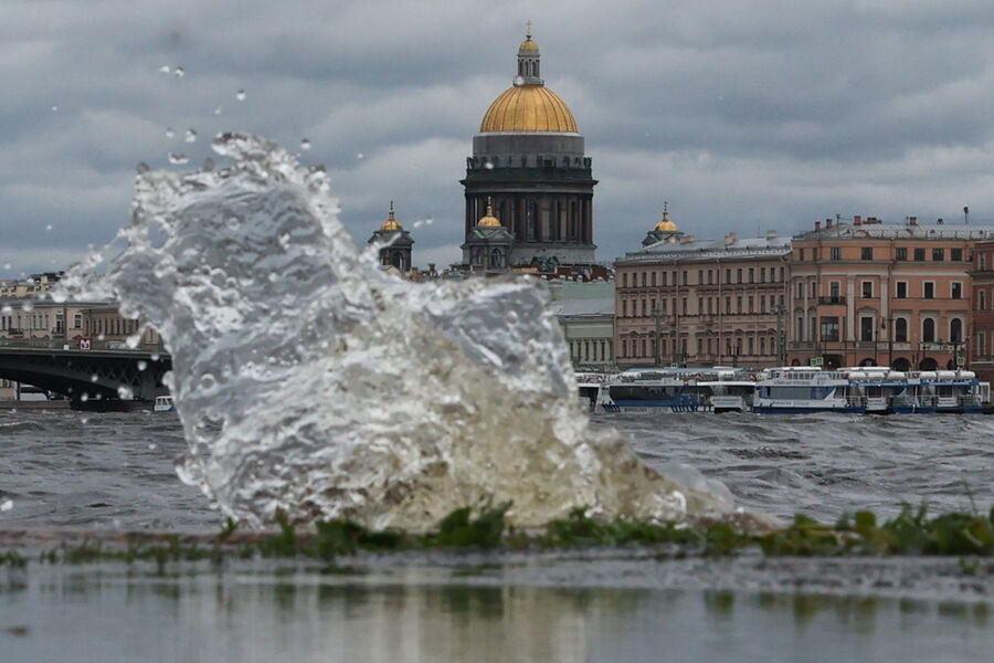 Вид на&nbsp;Исаакиевский собор со стороны реки Невы во время наводнения, 4&nbsp;июля 2025&nbsp;года