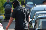 Сотрудник ФСБ РФ у жилого дома, где были задержаны члены террористической группы, входящей в запрещенную в России организацию «Исламское государство»