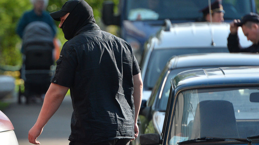 Сотрудник ФСБ РФ у&nbsp;жилого дома, где были задержаны члены террористической группы, входящей в&nbsp;запрещенную в&nbsp;России организацию &laquo;Исламское государство&raquo;