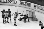 Первенство СССР по&nbsp;хоккею. ЦСКА &mdash; &laquo;Динамо&raquo; (Москва)&nbsp;- 6:1. Армеец Владимир Крутов перед&nbsp;воротами Владимира Мышкина.