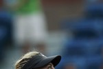 Шарапова посылает воздушный поцелуй зрителям после победы