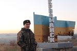 Мэр Первомайска перед простреленной стелой у въезда в город