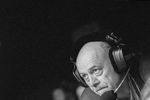 Владимир Маслаченко берет интервью у кинорежиссера Станислава Говорухина (справа), 1996 год