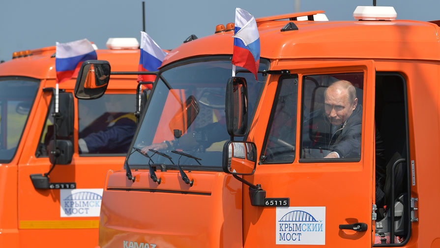 Президент России Владимир Путин за рулем «КамАЗа» во время церемонии открытия моста через Керченский пролив, 15 мая 2018 года
