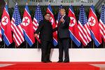 Высший руководитель КНДР Ким Чен Ын и президент США Дональд Трамп во время встречи на острове Сентоса в Сингапуре, 12 июня 2018 года