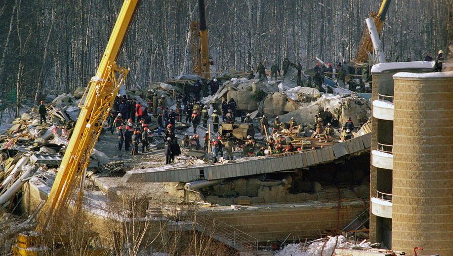 Разбор завалов на&nbsp;месте обрушения крыши &laquo;Трансвааль-парка&raquo; в&nbsp;московском Ясенево, 14 февраля 2004 года