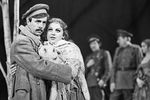 Народный артист СССР Олег Борисов и актриса Светлана Крючкова в сцене из спектакля «Тихий дон» театра БДТ, 1979 год