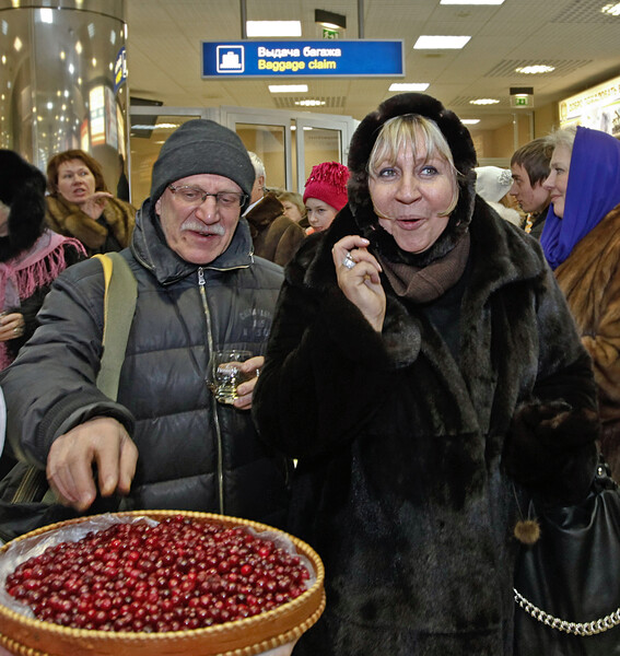 Режиссер Александр Митта и актриса Марина Голуб, приехавшие на&nbsp;IX Международный кинофестиваль &laquo;Дух огня&raquo;, в&nbsp;аэропорту Ханты-Мансийска, 2011&nbsp;год