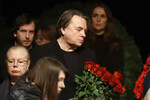 Генеральный директор Первого канала Константин Эрнст (в центре) на церемонии прощания с актером, режиссером и президентом Московского академического театра сатиры Александром Ширвиндтом в Театре сатиры, 18 марта 2024 года