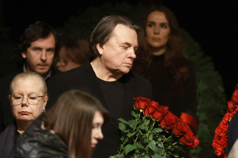 Генеральный директор Первого канала Константин Эрнст (в центре) на&nbsp;церемонии прощания с&nbsp;актером, режиссером и президентом Московского академического театра сатиры Александром Ширвиндтом в&nbsp;Театре сатиры, 18&nbsp;марта 2024&nbsp;года