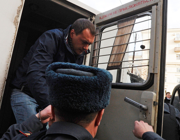 В&nbsp;суд Русакова привезли в&nbsp;той же одежде, в&nbsp;которой он был задержан в&nbsp;субботу, 13&nbsp;октября.