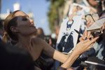 Анджелина Джоли раздает автографы на премьере «Малефисенты» в Голливуде