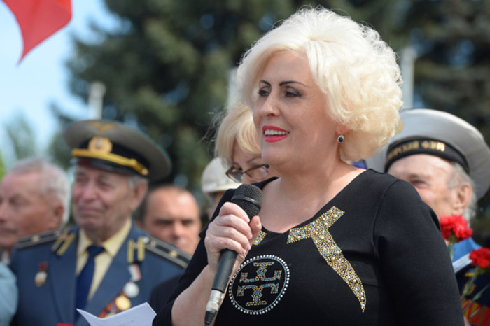 Нелли Штепа выступает на&nbsp;митинге во время праздничных мероприятий, посвященных 9&nbsp;мая, на&nbsp;площади у&nbsp;здания городской администрации Славянска