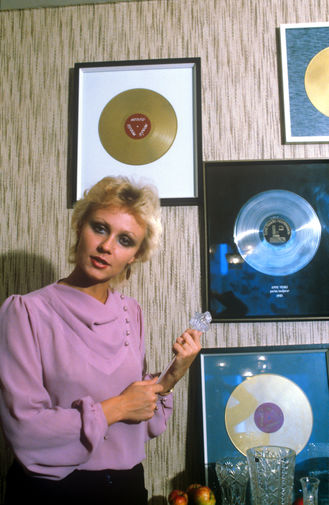 Певица Анне Вески со своими первыми дисками, 1985&nbsp;год