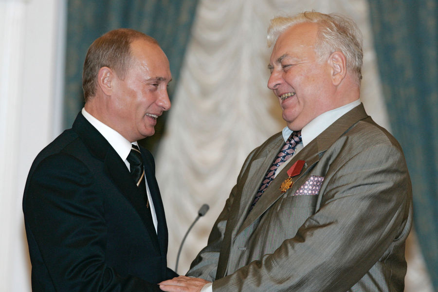 Президент России Владимир Путин вручил в&nbsp;Кремле артисту Московского театра сатиры Михаилу Державину орден &laquo;За заслуги перед&nbsp;Отечеством&raquo; четвертой степени, 2006&nbsp;год