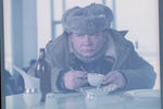 <b>«Мимино» (1977, реж. Г. Данелия)</b>
<br><Br>
Евгений Леонов сыграл много главных ролей у знаменитых режиссеров: Эльдара Рязанова («Зигзаг удачи», «О бедном гусаре замолвите слово»), Леонида Гайдая («За спичками»), Виталия Мельникова («Старший сын»), Алексея Коренева («Большая перемена»). Но он никогда не отказывался от маленьких ролей и даже эпизодов, считая, что, «чтобы поговорить о самой сути существования актера на сцене, необязательно вспоминать главную роль». Его небольшие роли запомнились зрителям в фильмах «Мимино», «Паспорт», «Отпуск в сентябре», «Афоня», «Не горюй».
<br><Br>
А за роль Харитонова в картине «Осенний марафон» актер получил Приз Союза журналистов как лучший исполнитель мужской роли, Приз за лучшую мужскую роль на международном кинофестивале в Сан-Себастьяне, Премию итальянских журналистов за лучшую мужскую роль на 36-м Венецианском кинофестивале и Государственную премию РСФСР имени братьев Васильевых
<br><Br>
«Леонов – один из самых крупных в нашей стране артистов. Ему были присущи лукавство, искренность, народность, простота, юмор, серьезность. Актерское мастерство его колоссально. Огромный опыт и широкий диапазон артиста – от трагедии до фарса – позволили ему создать в нашей ленте труднейший трагикомический образ. (Эльдар Рязанов, «Неподведенные итоги»)
