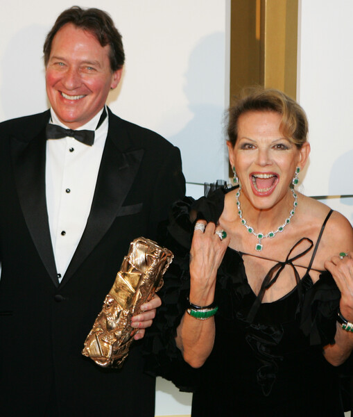 Итальянская актриса Клаудия Кардинале и американский продюсер Питер Роджерс позируютис наградой кинофестиваля «Сезар» в&nbsp;номинации «Лучший иностранный фильм» за&nbsp;фильм Клинта Иствуда «Малышка на&nbsp;миллион» в&nbsp;театре «Шатле» в&nbsp;Париже, 25&nbsp;февраля 2006&nbsp;года