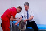 Президент Украины Петр Порошенко сдает анализ на алкоголь и наркотики в Киеве, 5 апреля 2019 года 
