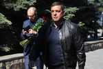 Журналист и продюсер Александр Любимов идет на церемонию прощания с журналистом Сергеем Доренко, 17 мая 2019 года
