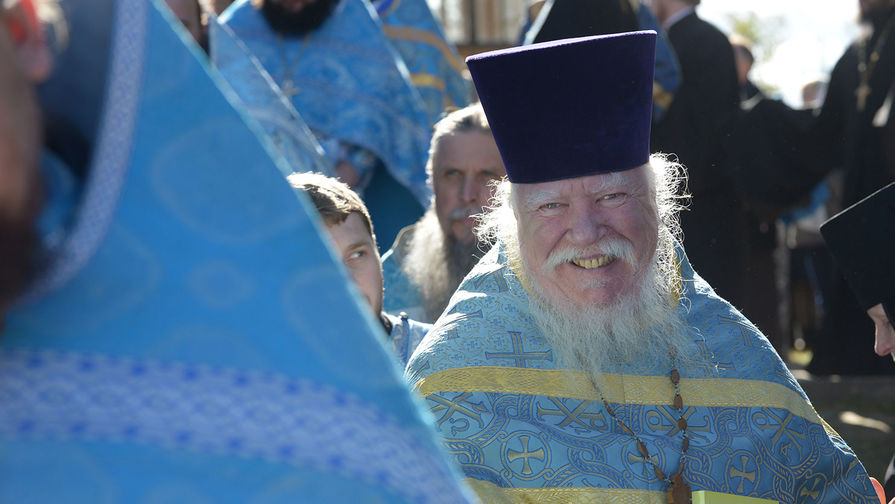 Протоиерей Димитрий Смирнов во время благодарственного молебна в&nbsp;память об избавления России от нашествия Наполеона перед&nbsp;чудотворной иконой Смоленской Божией Матери, 2012 год