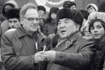 Диктор Игорь Леонидович Кириллов берет интервью у поэта Давида Никитича Кугультинова на Красной площади во время празднования 68-й годовщины Великой Октябрьской социалистической революции, 1985 год
