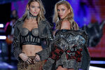Эльза Хоск и Стелла Максвелл на Victoria’s Secret Fashion Show 2017