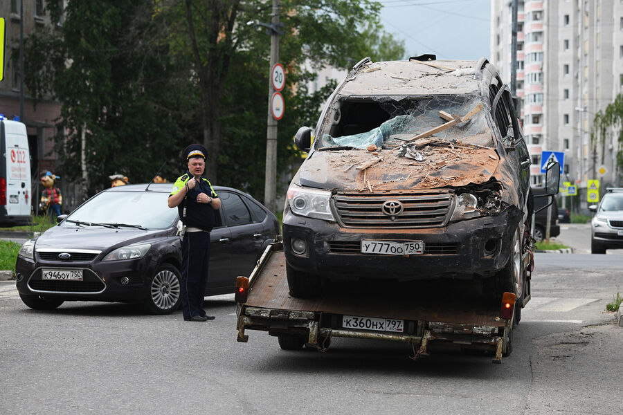 Эвакуатор увозит поврежденный автомобиль от Загорского оптико-механического завода в&nbsp;Сергиевом Посаде, 9&nbsp;августа 2023&nbsp;года