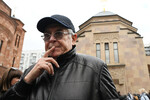 Актер Юрий Стоянов на церемонии прощания с режиссером и телеведущим Тиграном Кеосаяном в армянской церкви Святого креста в Москве, 28 сентября 2025 года