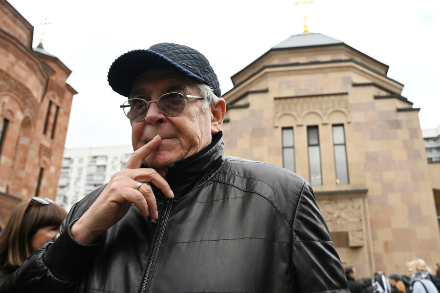 Актер Юрий Стоянов на&nbsp;церемонии прощания с&nbsp;режиссером и телеведущим Тиграном Кеосаяном в&nbsp;армянской церкви Святого креста в&nbsp;Москве, 28&nbsp;сентября 2025&nbsp;года