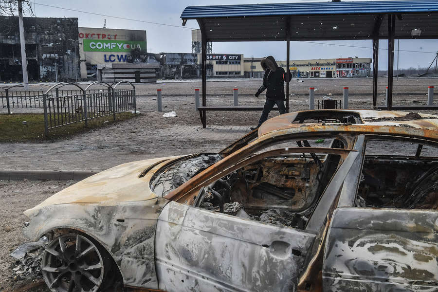 Разбитая машина у&nbsp;остановки на&nbsp;окраине Мариуполя, март 2022&nbsp;года