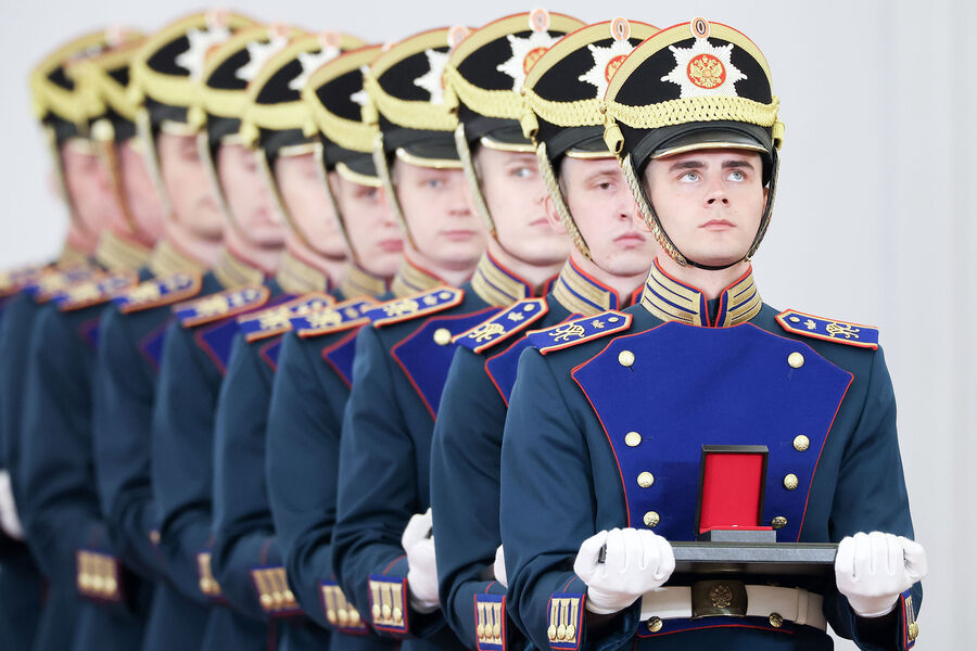 Военнослужащие Президентского полка перед&nbsp;началом церемонии вручения государственных премий и наград в&nbsp;Большом Кремлевском дворце в&nbsp;День России, 12&nbsp;июня 2024&nbsp;года