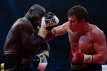 Александр Поветкин и Карлос Такам ведут бой за титул WBC Silver