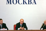 Председатель Госдумы России Геннадий Селезнев, президент Владимир Путин и глава Московской Хельсинкской группы Людмила Алексеева во время Гражданского форума в Кремле, 2001 год