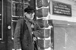 Композитор и председатель Государственного комитета Латвийской ССР по культуре Раймонд Паулс около здания комитета, 1989 год