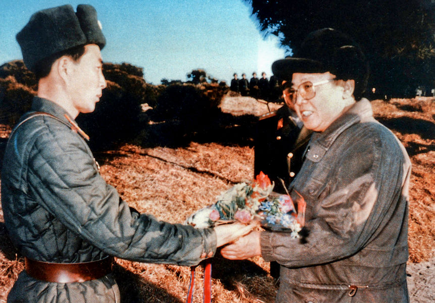 Ким Чен Ир и солдат с&nbsp;букетом цветов в&nbsp;военной части, 1995&nbsp;год