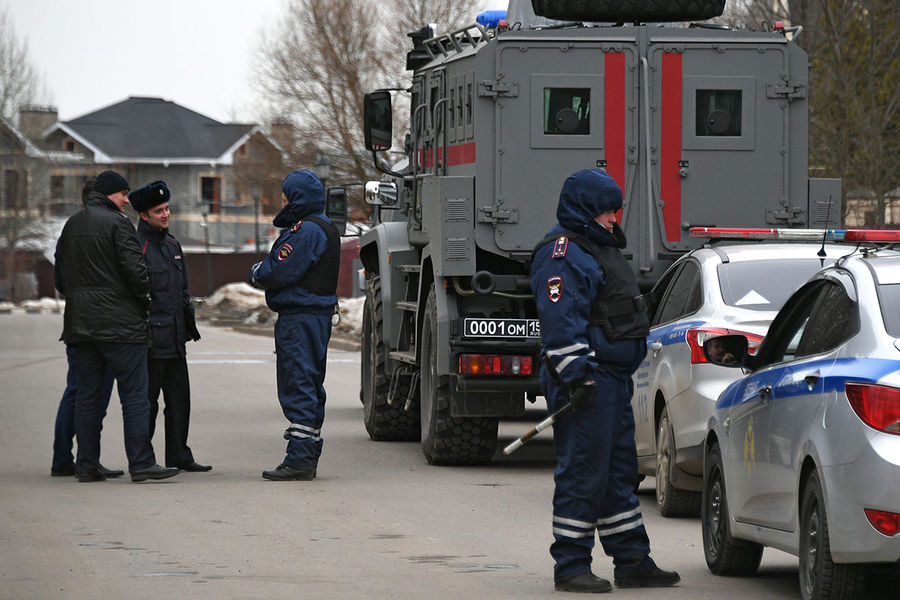 Сотрудники полиции на&nbsp;месте спецоперации у&nbsp;дома забаррикадировавшегося в&nbsp;Мытищах пенсионера, открывшего огонь по&nbsp;сотрудникам правоохранительных органов, 30&nbsp;марта 2021&nbsp;года
