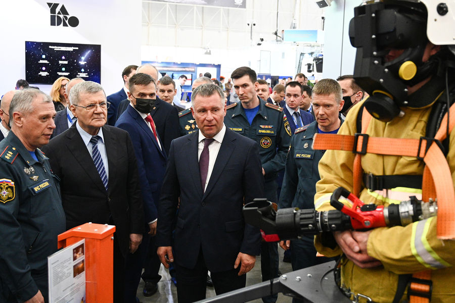 Глава МЧС Евгений Зиничев на&nbsp;выставке XIII Международного салона &laquo;Комплексная безопасность-2021&raquo; в&nbsp;военно-патриотическом парке &laquo;Патриот&raquo;